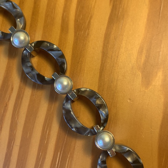 Banana Republic pearl and Grey tortoise shell bracelet. - Picture 3 of 3